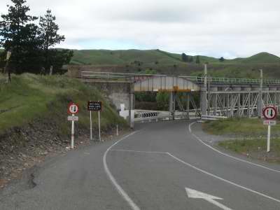 [One lane bridge]